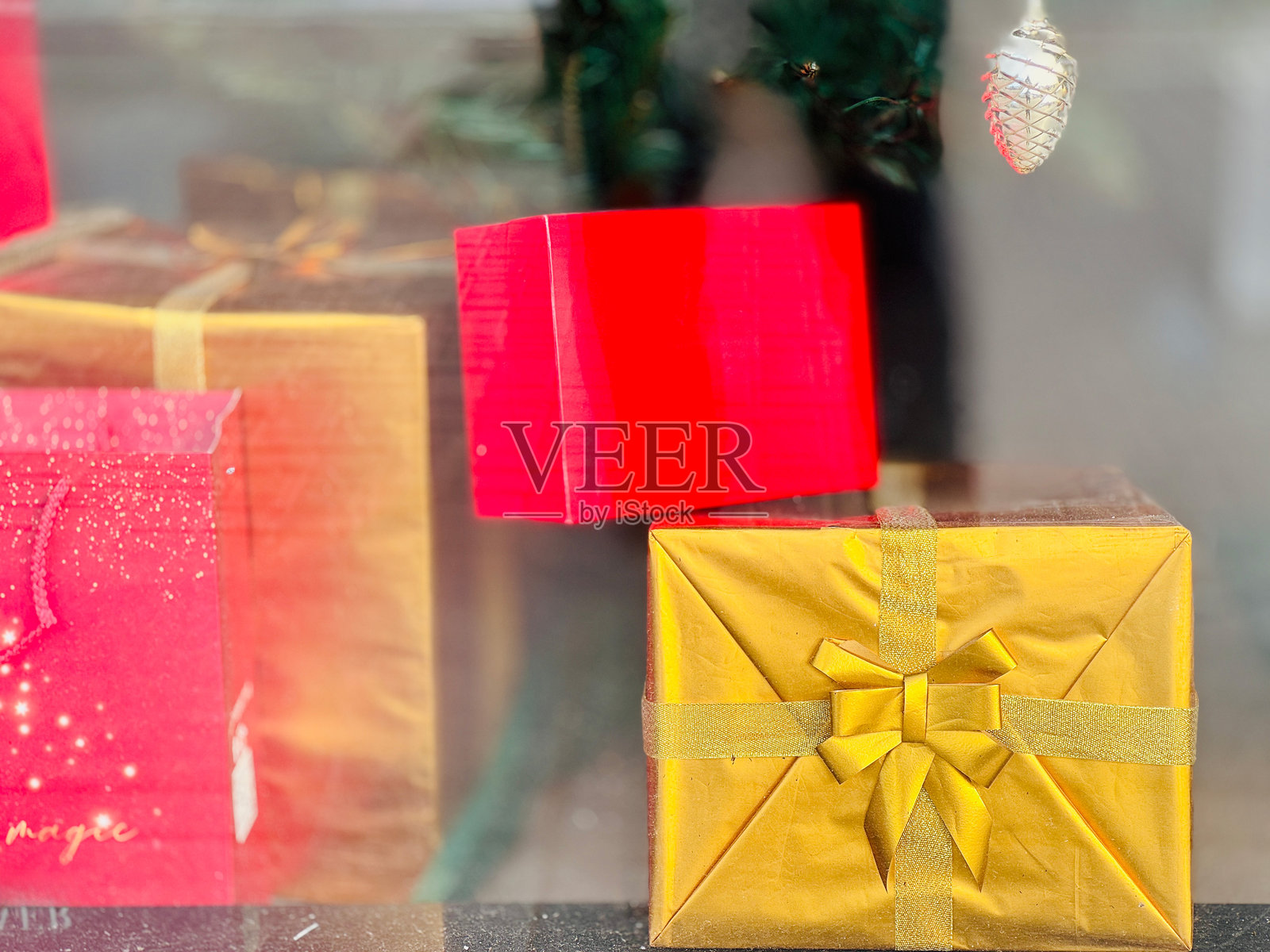 红色和金色的礼品盒,带有蝴蝶结照片摄影图片