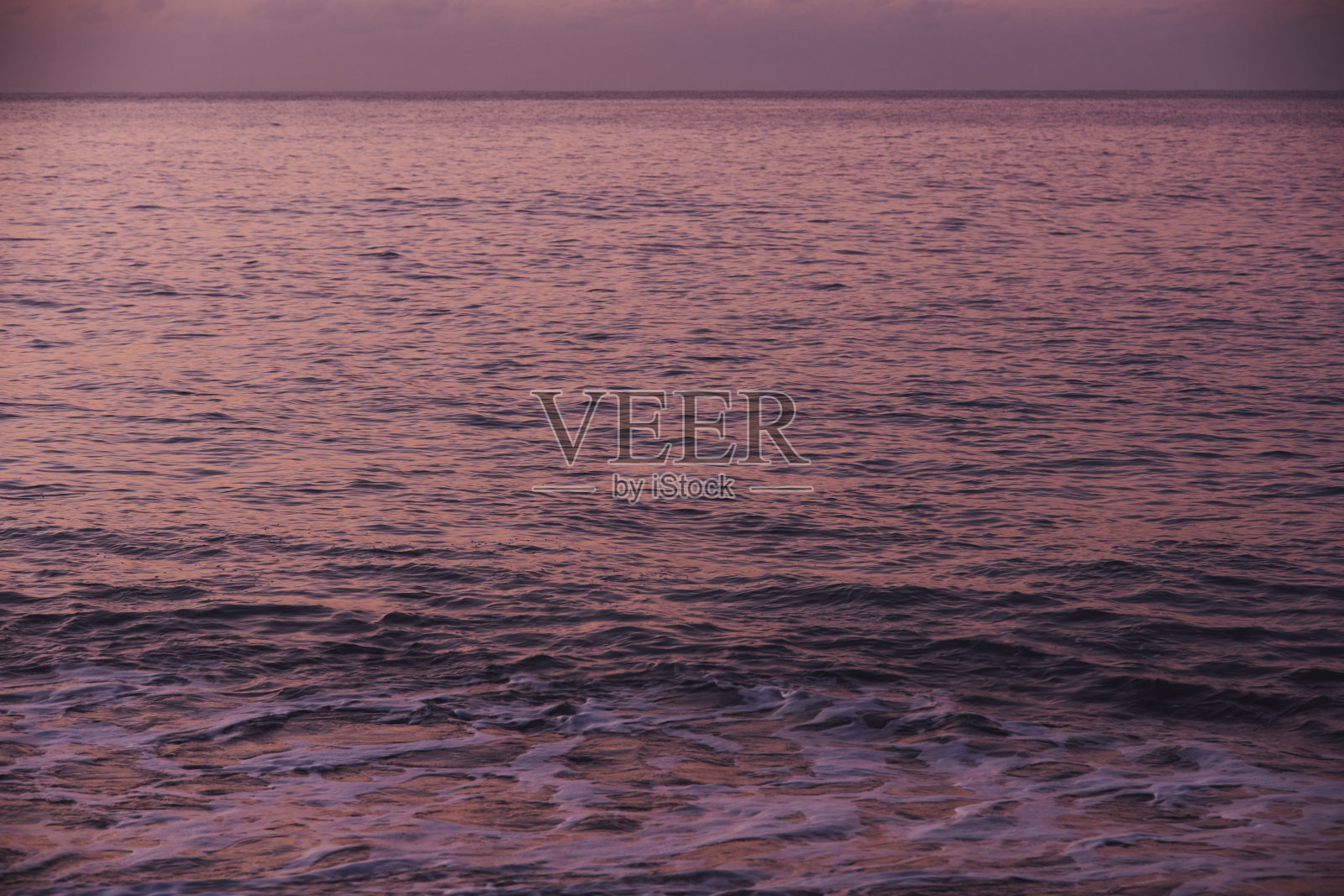 太平洋上橙色日出下的海浪。照片摄影图片