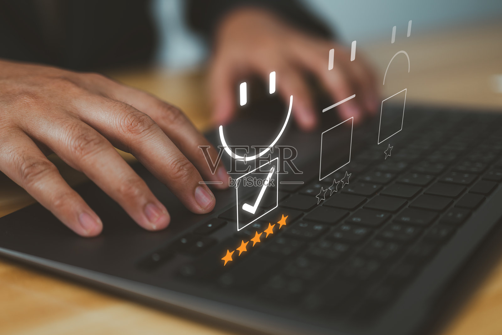 满意度调查和客户服务概念。商务人士使用笔记本电脑回答问卷并给出满意度评分。给出非常满意的评价,带有微笑表情图标和五颗星。照片摄影图片