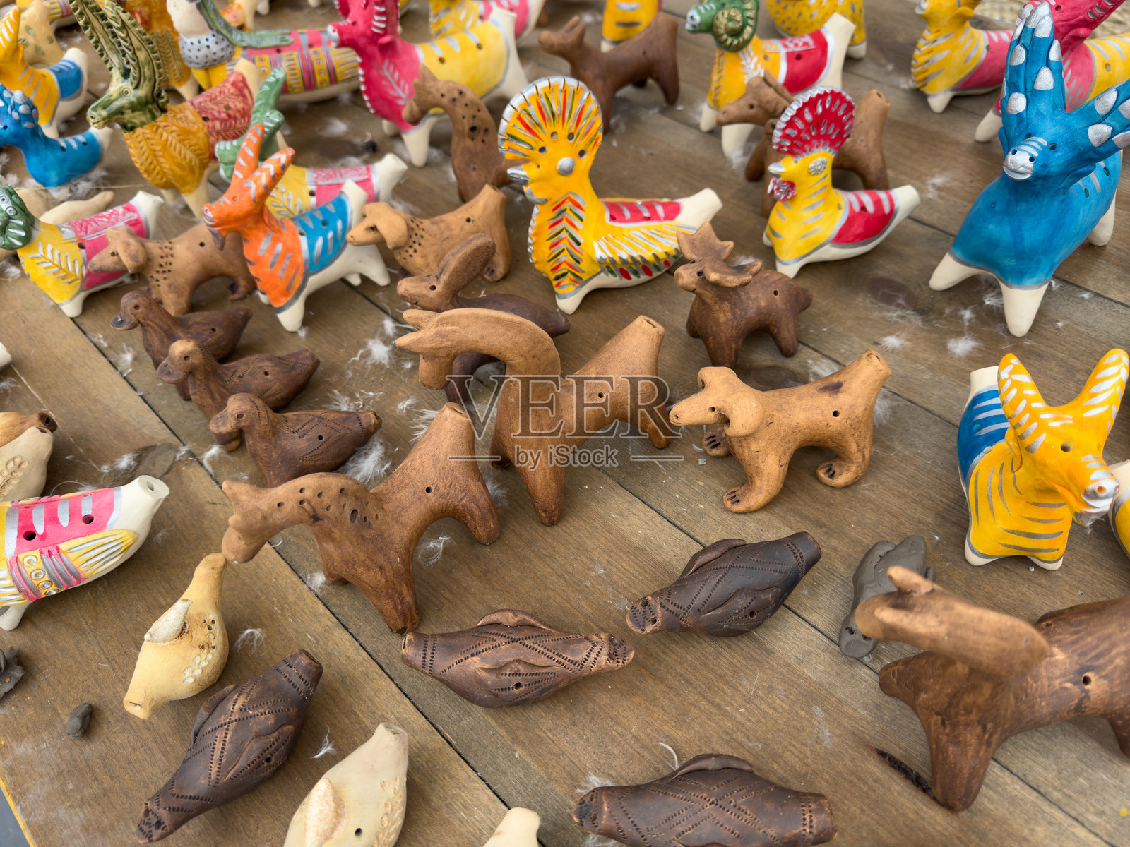 一张满是各种动物木制小雕像的桌子照片摄影图片