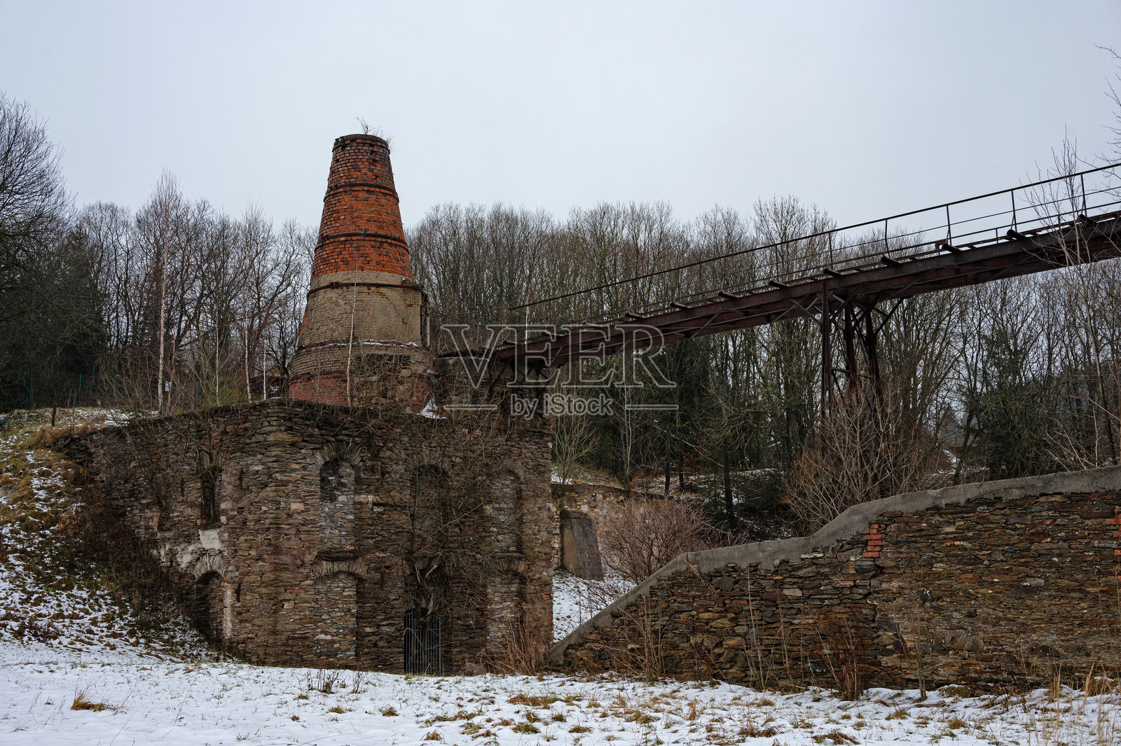 冬季在奥尔山Hammerunterwiesenthal附近的废弃石灰窑遗址照片摄影图片