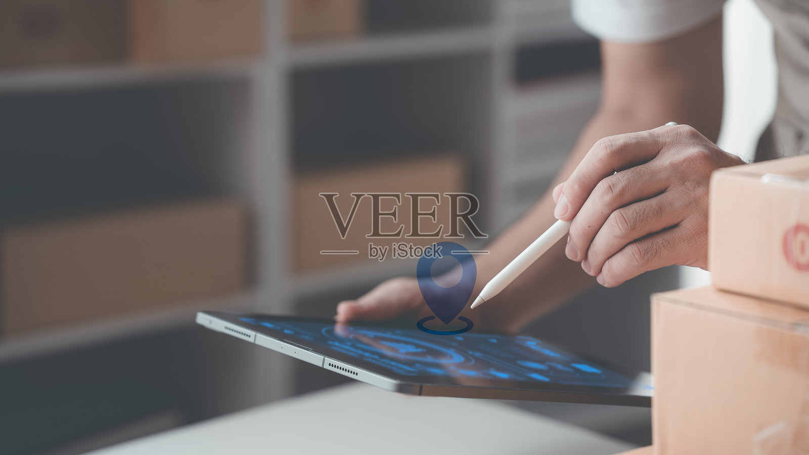 小企业主,中小企业,纸板包裹箱用于送货给客户。在线销售,年轻男子使用智能手机、笔记本电脑、平板电脑,电子商务,特写镜头照片摄影图片