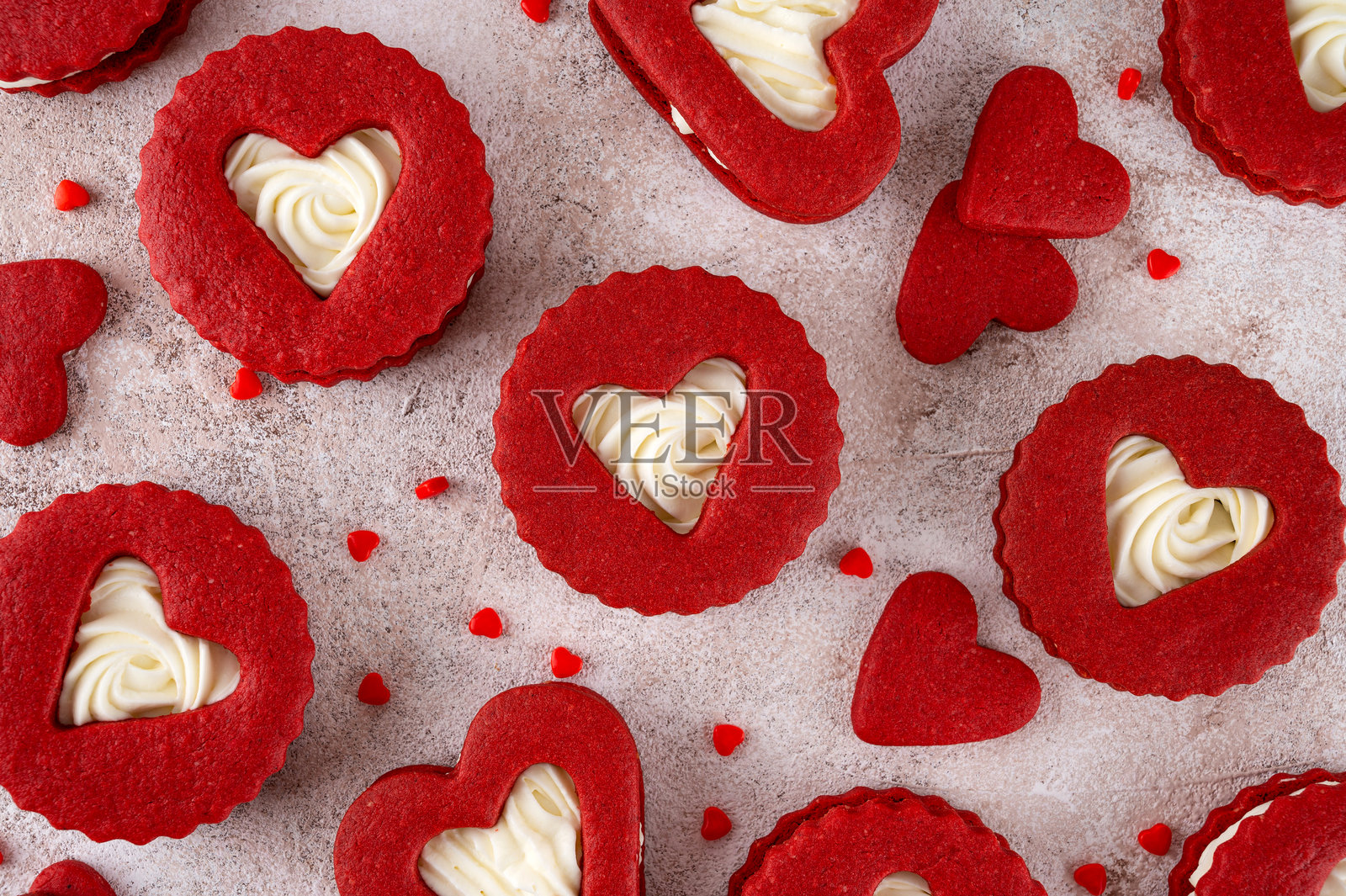 心形红丝绒三明治饼干,夹有奶油奶酪馅,适合情人节。节日甜点。留白空间。照片摄影图片