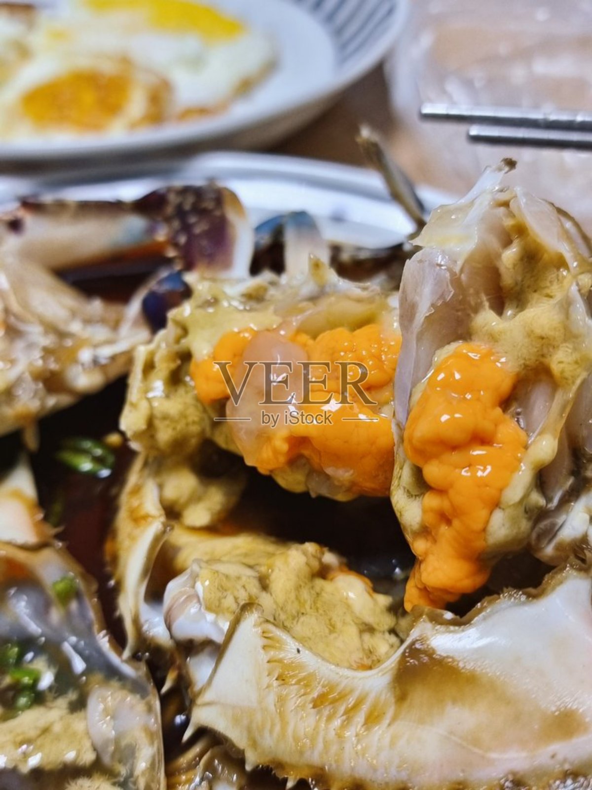 甘酱蟹是一道韩国美食,由生蟹浸泡在酱油中制成,味道鲜美,充满鲜香的鲜味。对于海鲜爱好者来说,这是一道必试的美食,通常与米饭一起享用。照片摄影图片