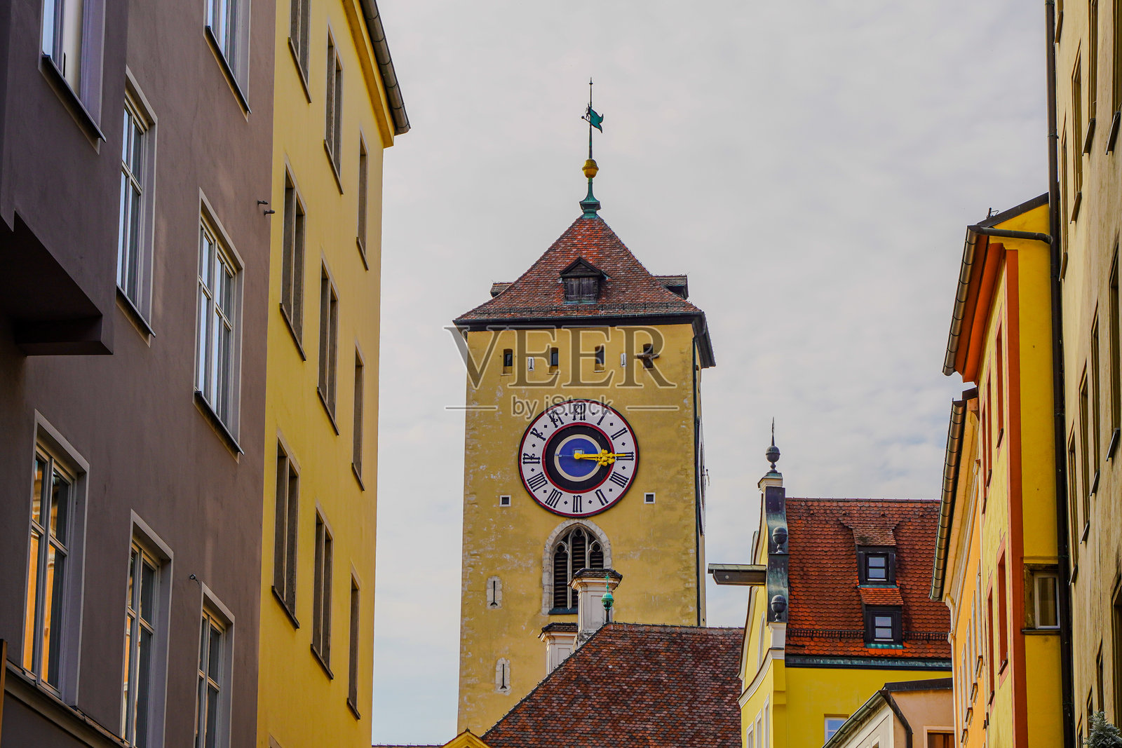 美丽的雷根斯堡空中视角,宏伟的哥特式圣彼得大教堂、多瑙河和古石桥。照片摄影图片