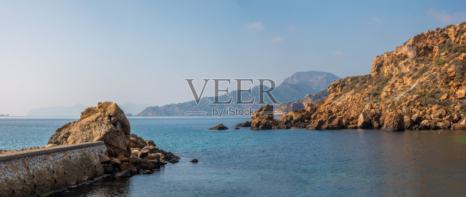 卡塔赫纳,穆尔西亚,西班牙的壮观岩石海湾和隐秘海滩,周围环绕着历史悠久的堡垒照片摄影图片