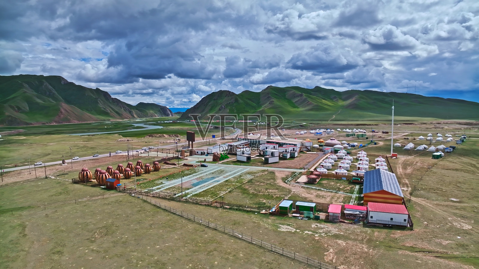 新疆巴音布鲁克草原的毡房,草原牧场。照片摄影图片