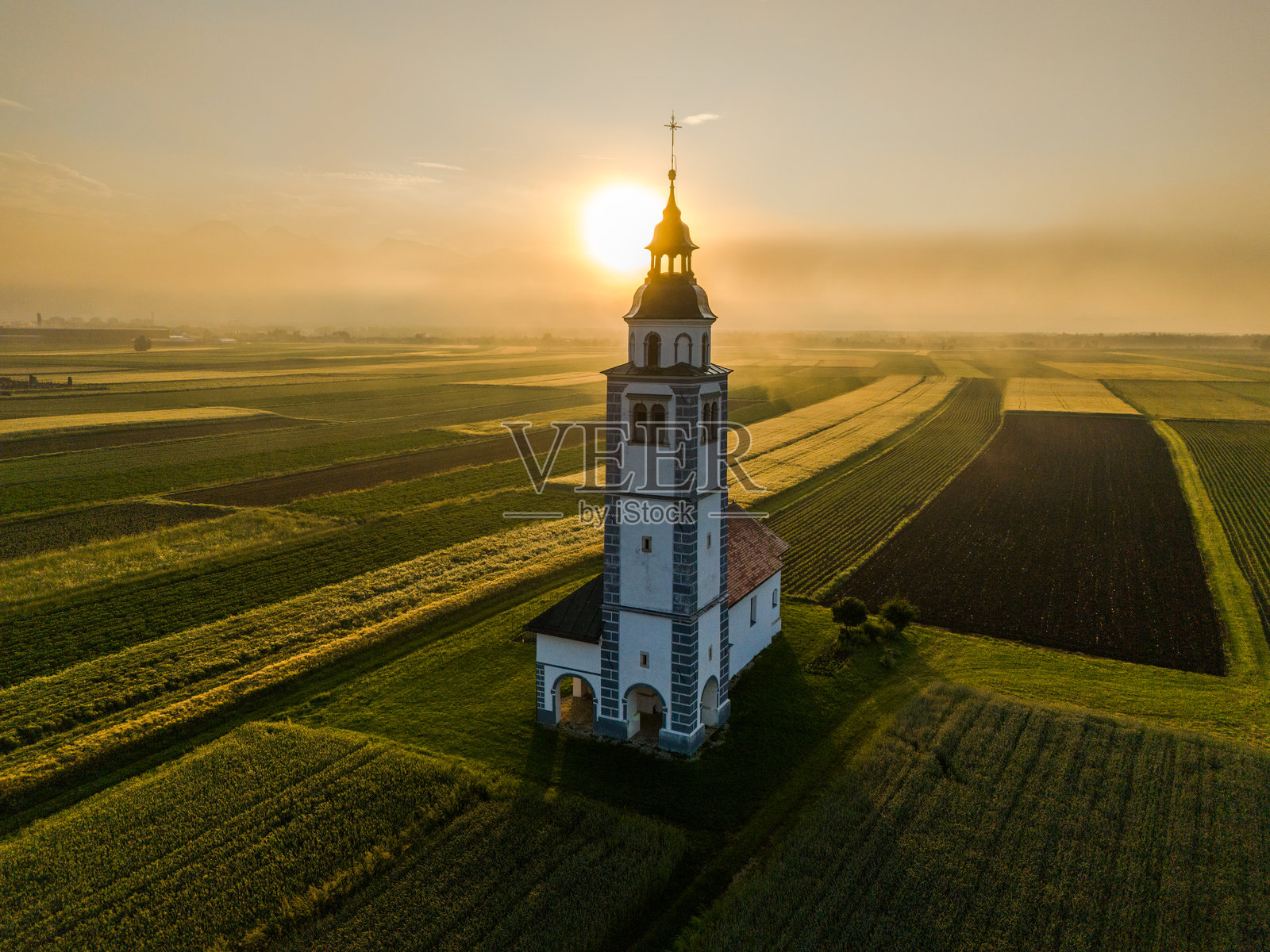 雾霭中的日出斯洛文尼亚农田航拍图照片摄影图片