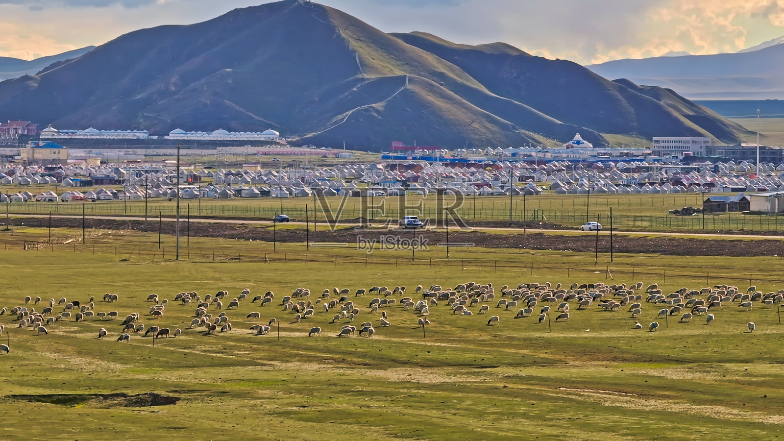 新疆巴音布鲁克草原和静县的毡房,草原牧场,独库公路。照片摄影图片