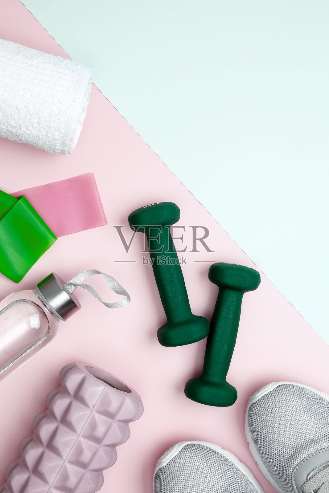 运动员的装备套件:哑铃、阻力带、用于筋膜释放的泡沫滚筒,健康生活方式。照片摄影图片