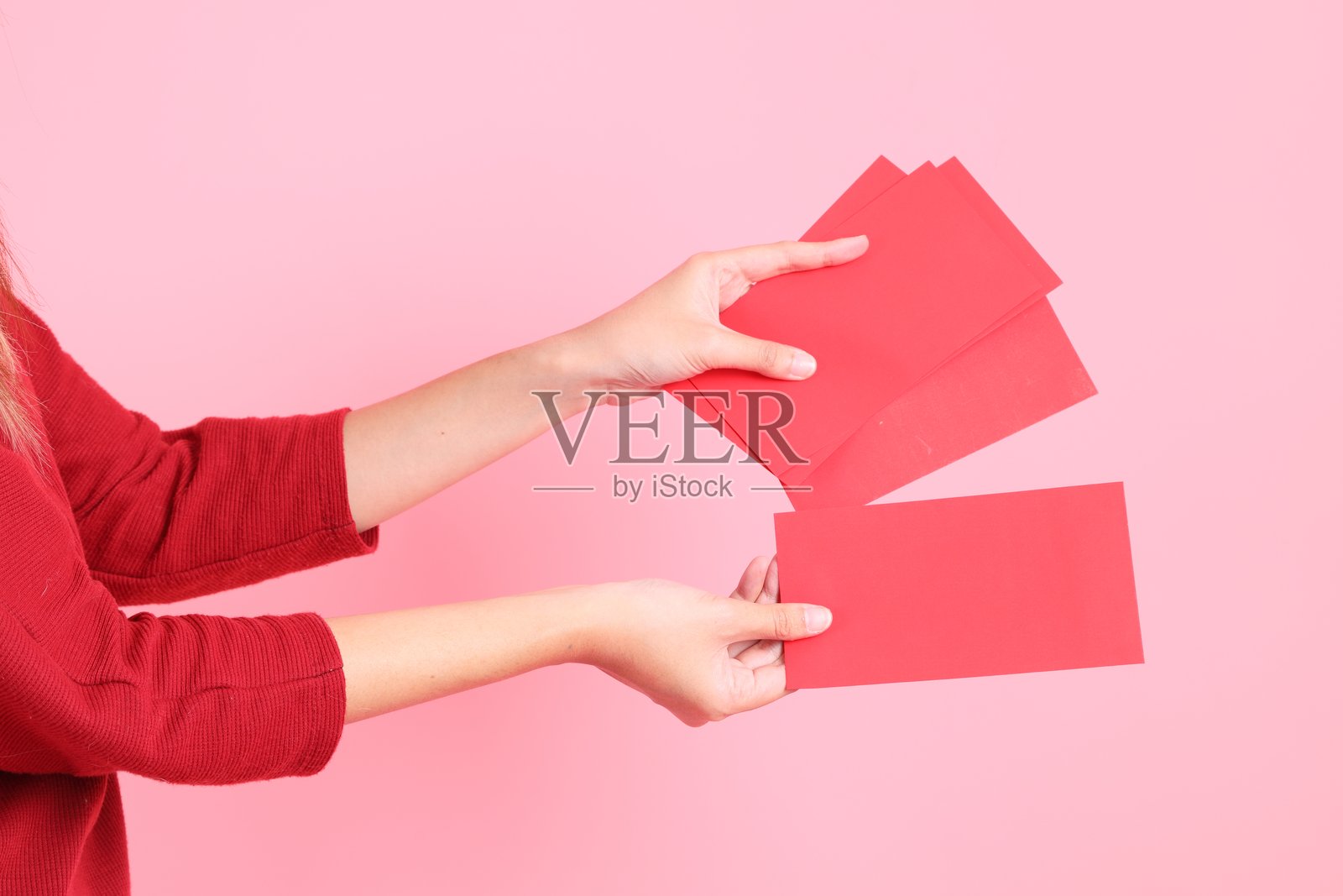 手握红包照片摄影图片