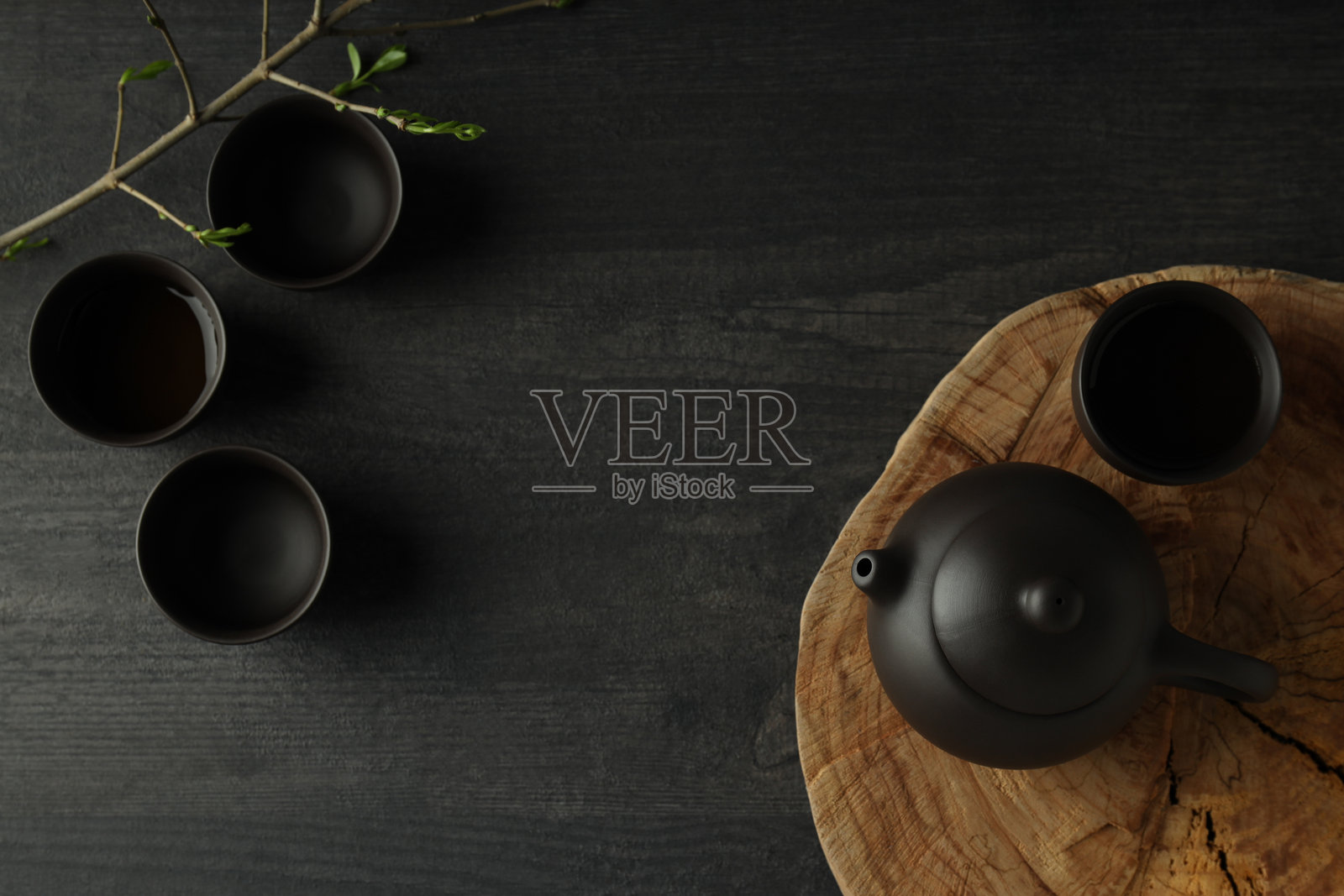 亚洲茶的概念,背景为深色植物。照片摄影图片