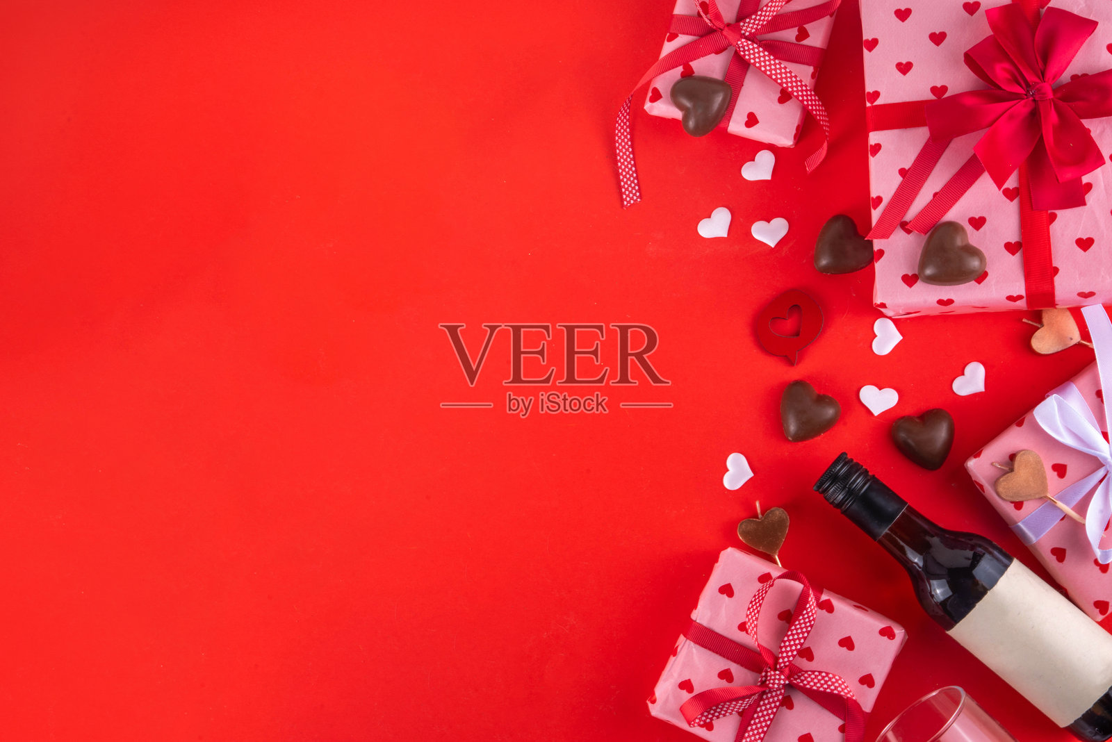 情人节贺卡背景,配有巧克力、心形图案和礼品盒照片摄影图片