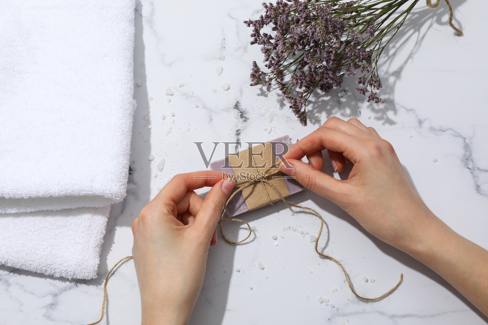 天然手工香皂,含有薰衣草,背景为浅色。照片摄影图片