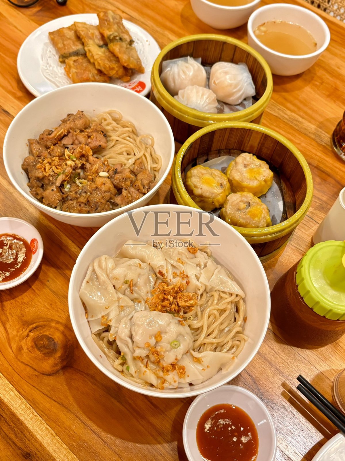 虾烧卖配酱,蒸虾饺和蔬菜放在木桌上,广式点心早餐,传统中国美食。照片摄影图片