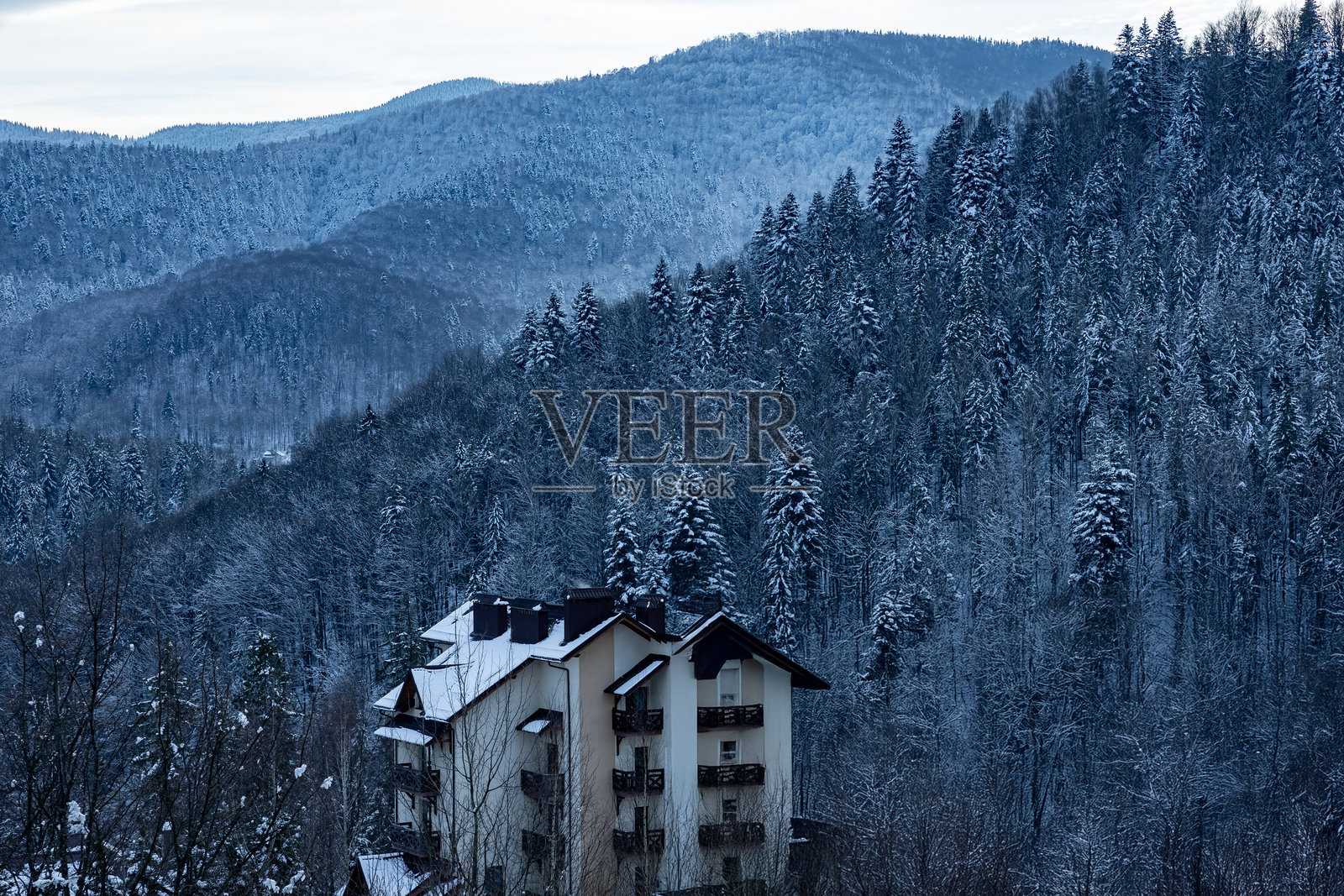 坐落在雪-covered喀尔巴阡山脉中的酒店,散发出宁静与和平的氛围照片摄影图片