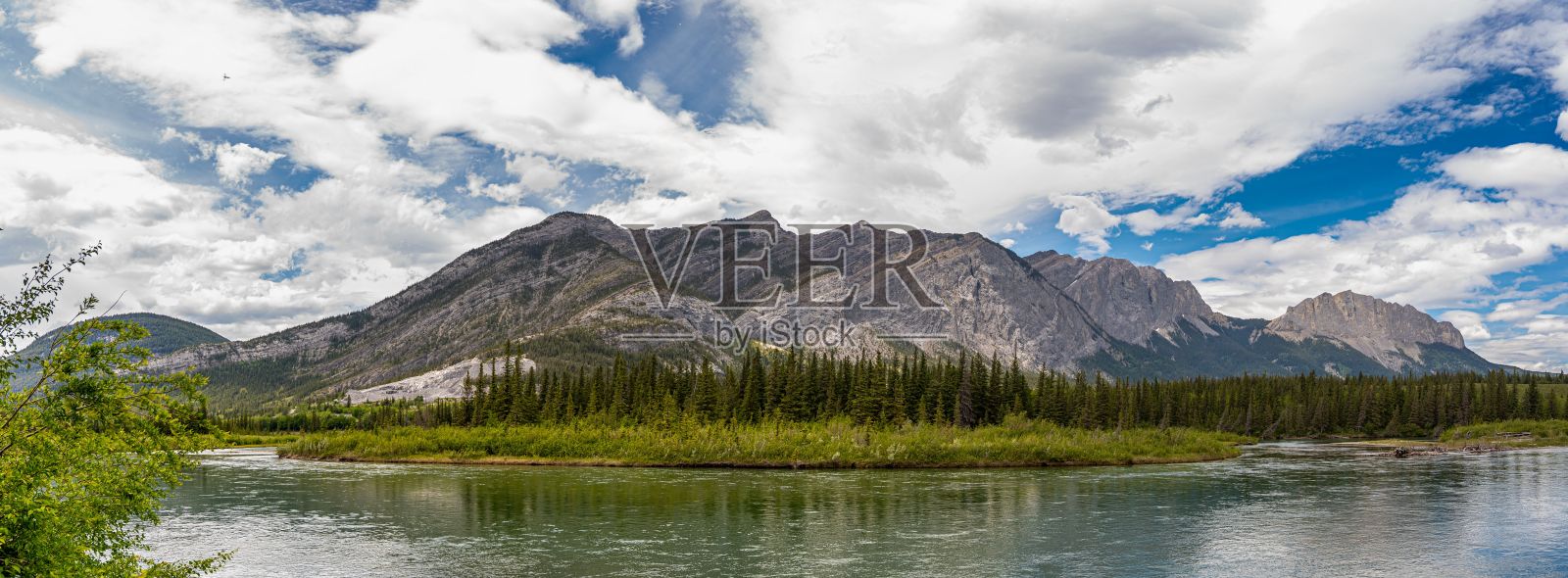 壮丽的山脉全景与河流倒影。照片摄影图片
