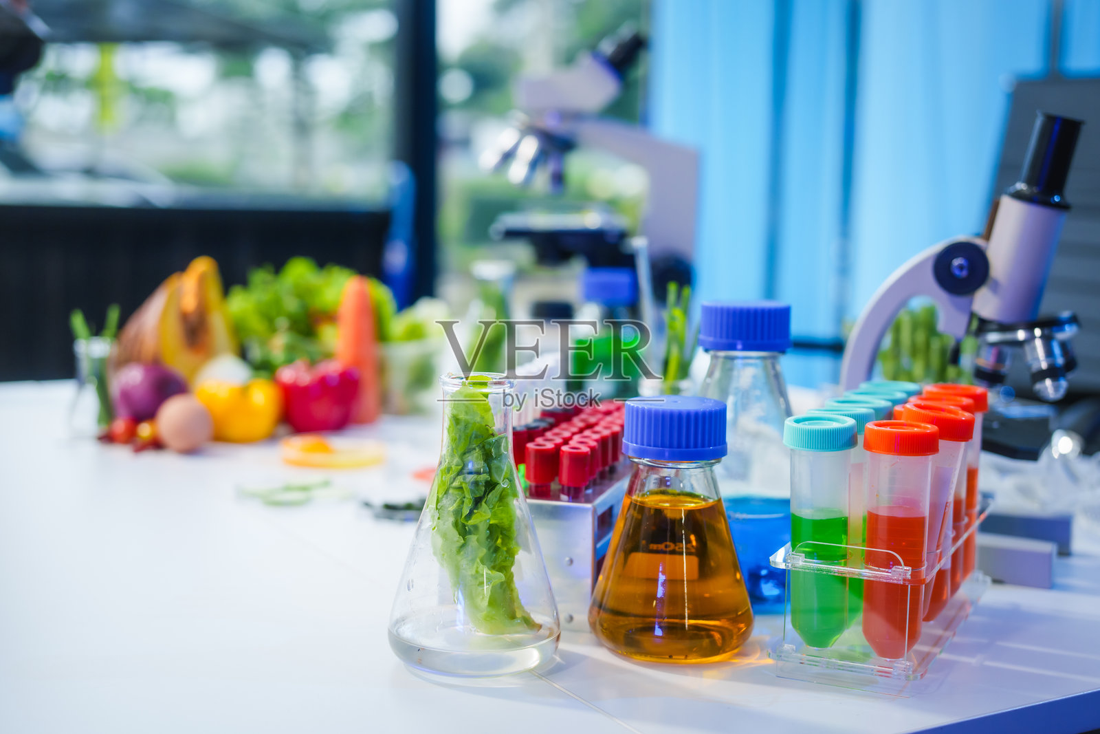 一个现代化的研究实验室,专注于植物基因工程,提升食品和肉类生产。实验室配备了先进的摄像设备,记录实验和创新。没有人出现在场。照片摄影图片