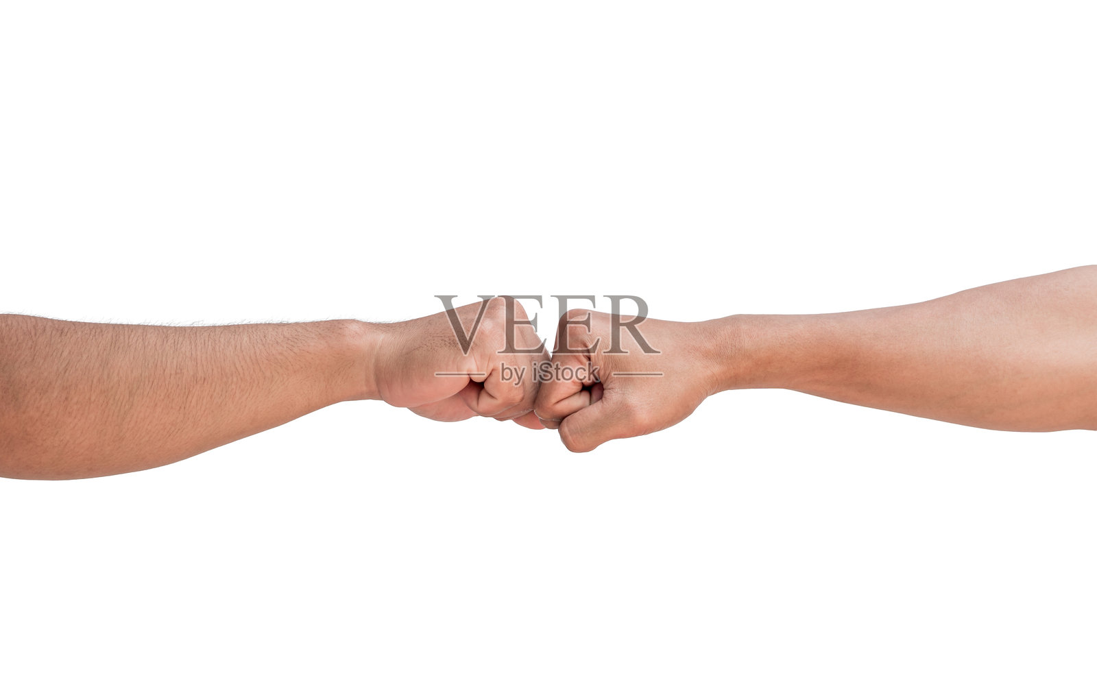 两个男人在白色背景上击拳。击拳。竞争。尊重或接受的手势。团队合作与友谊。合作伙伴的概念。一起击拳。照片摄影图片