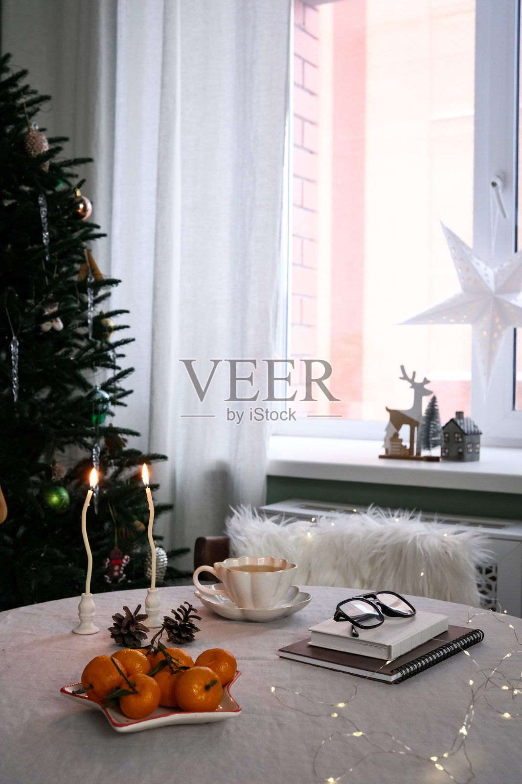 冬季餐桌布置,搭配明亮的橙色,营造温馨的氛围和愉悦的节日装饰照片摄影图片