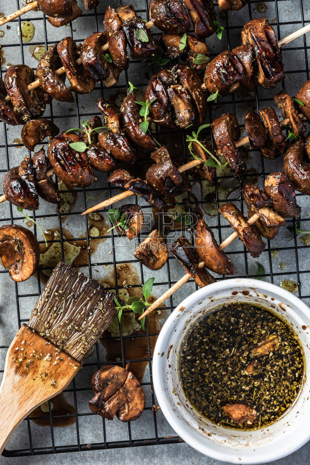 烤蘑菇、新鲜蔬菜和香草素食餐照片摄影图片