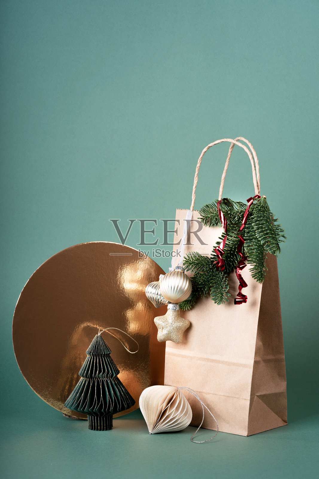 节日圣诞绿色背景,新年时尚球和花环,圣诞树手工环保袋与圣诞礼物。照片摄影图片