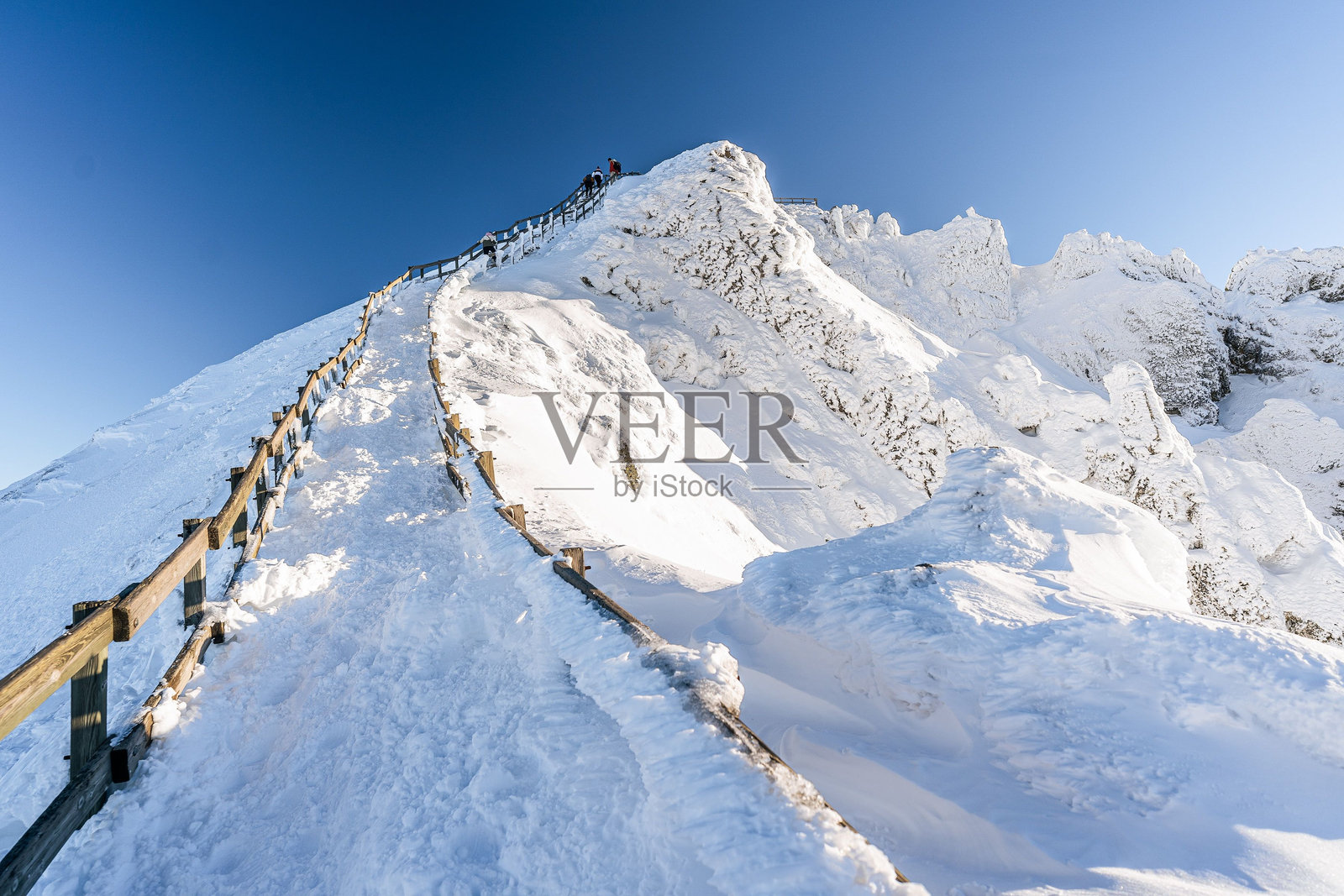 雪山小径与晴朗的蓝天。照片摄影图片