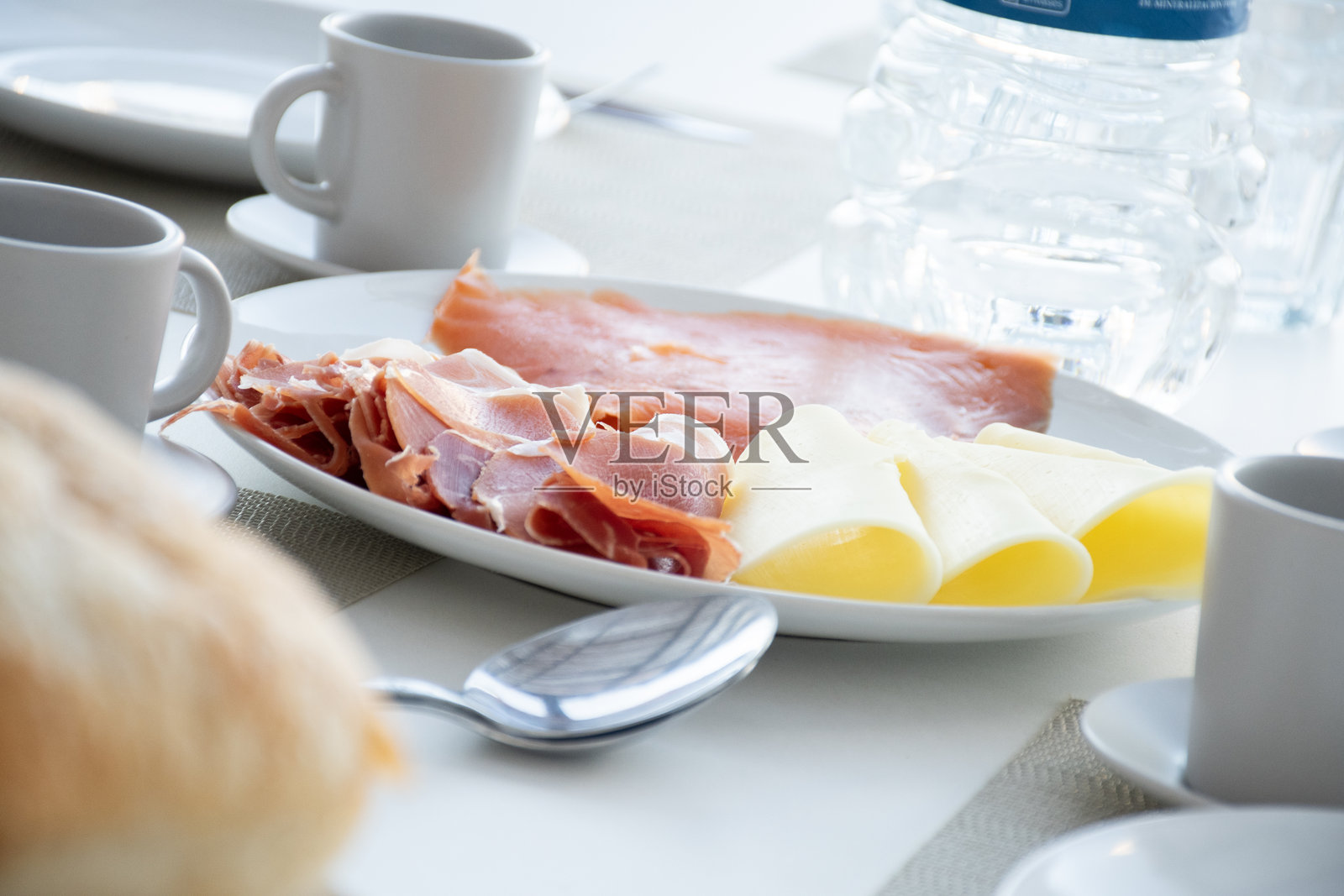 咖啡桌上的早餐冷盘,配有熏三文鱼、意大利火腿和奶酪照片摄影图片