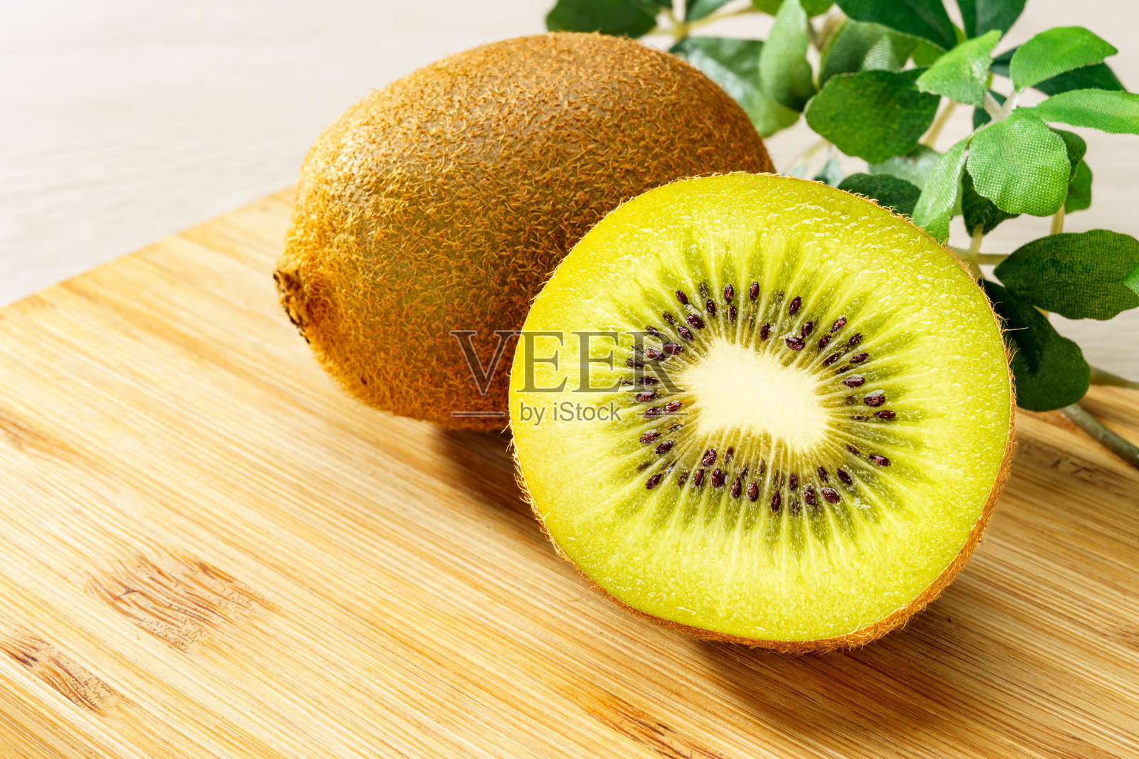 新鲜的猕猴桃放在木桌上照片摄影图片