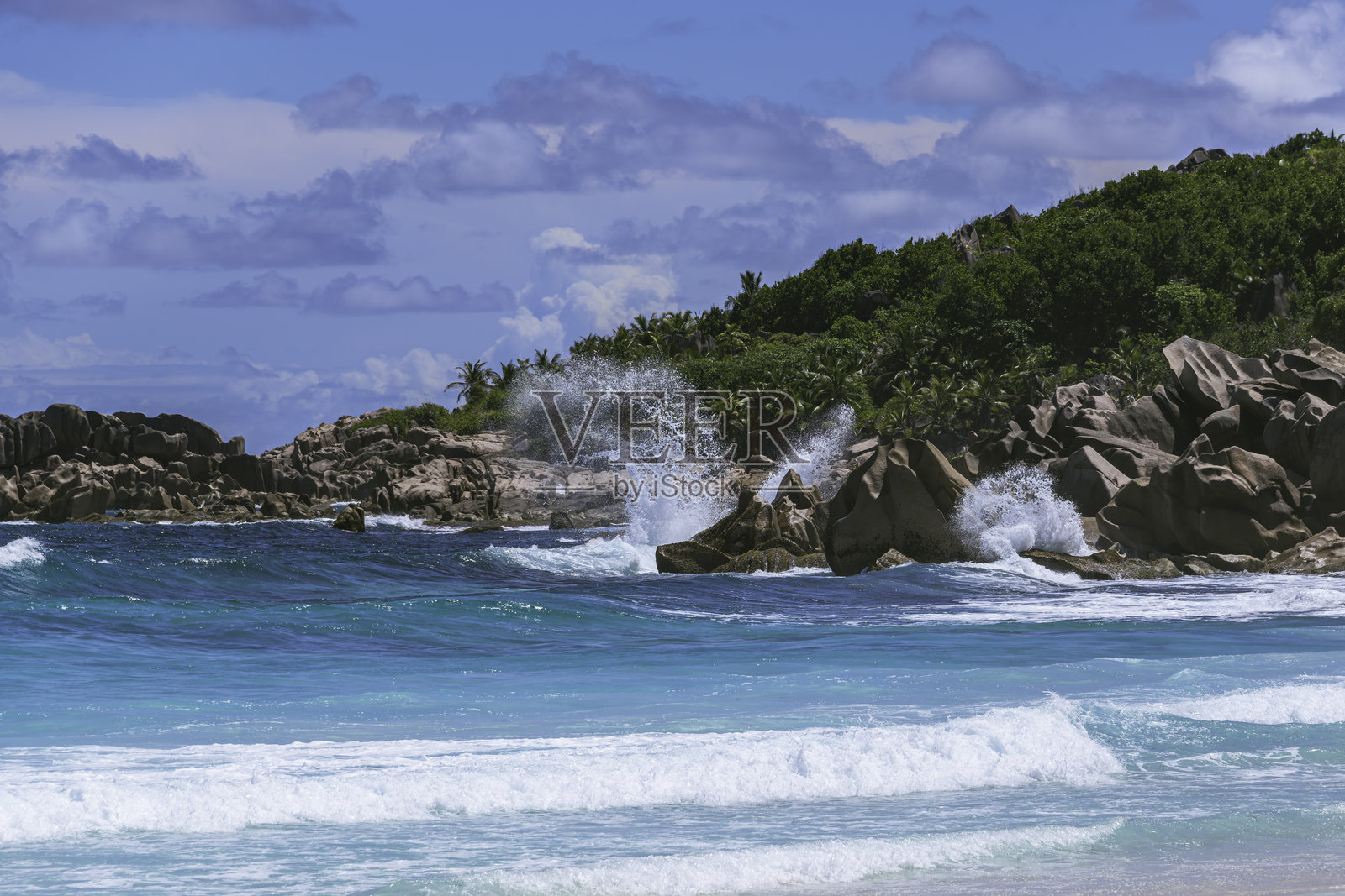 美丽的格朗德安斯海滩上的破浪照片摄影图片