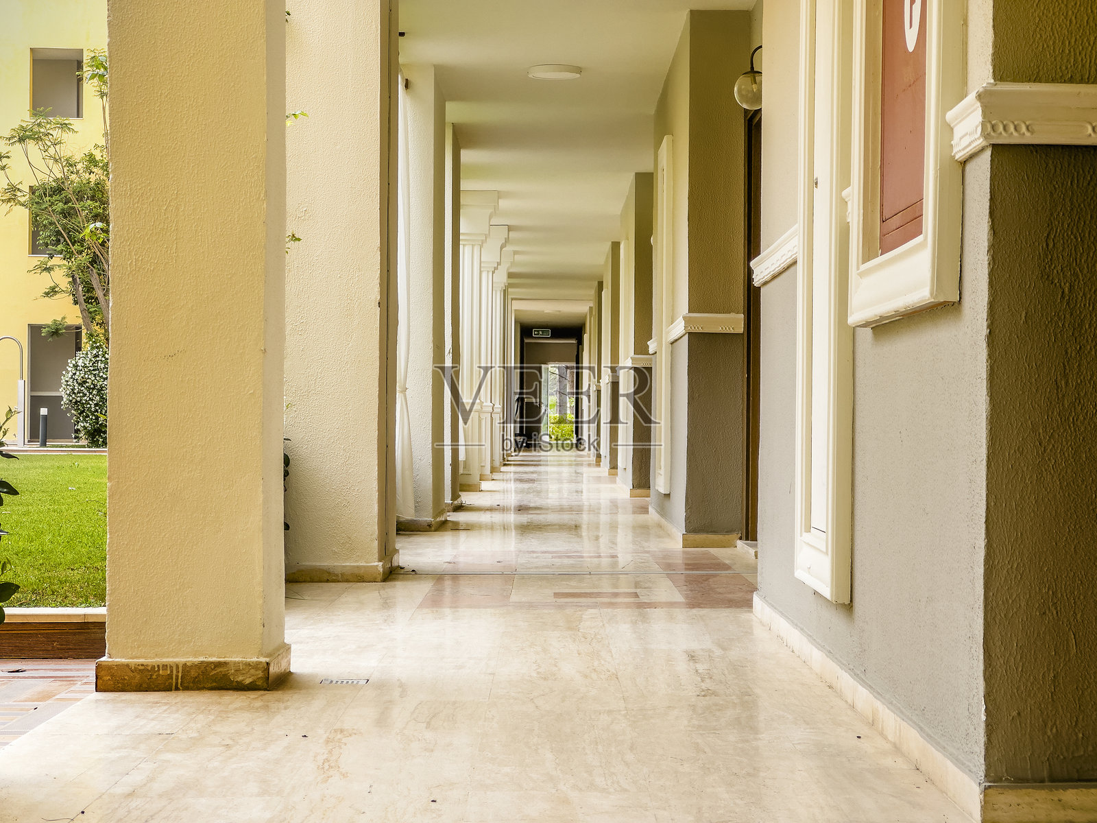 混凝土建筑的狭长走廊照片摄影图片