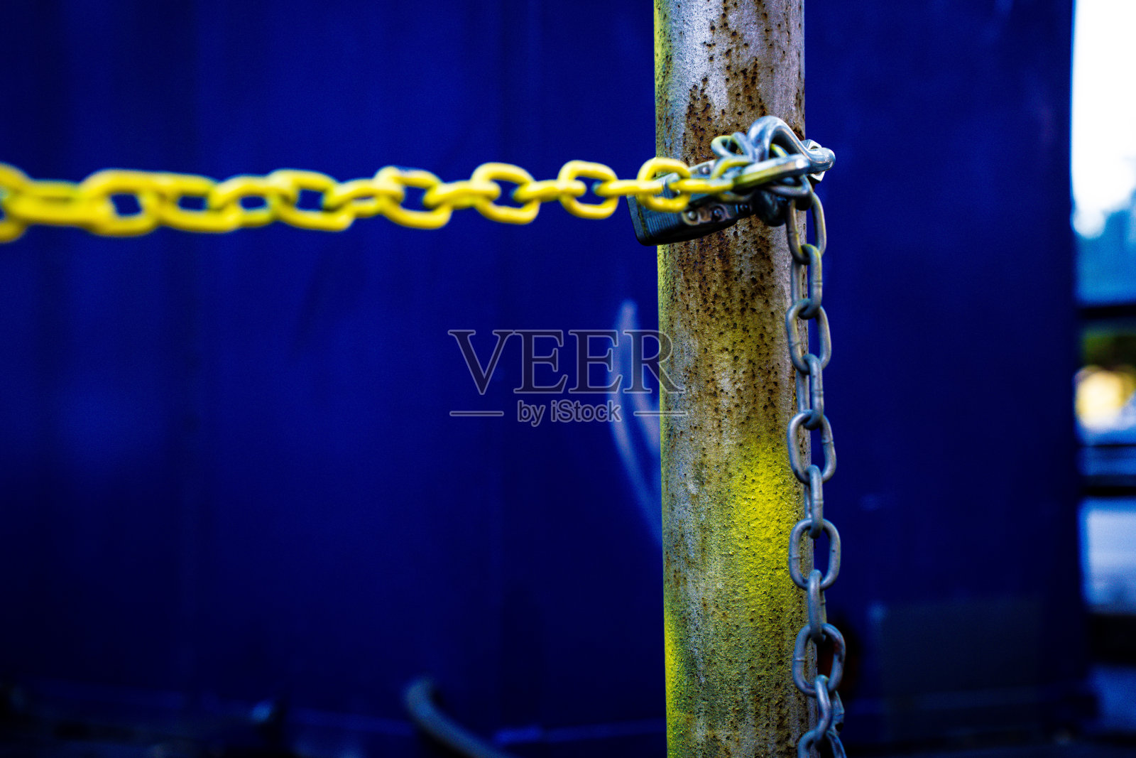 生锈的链条和挂锁照片摄影图片