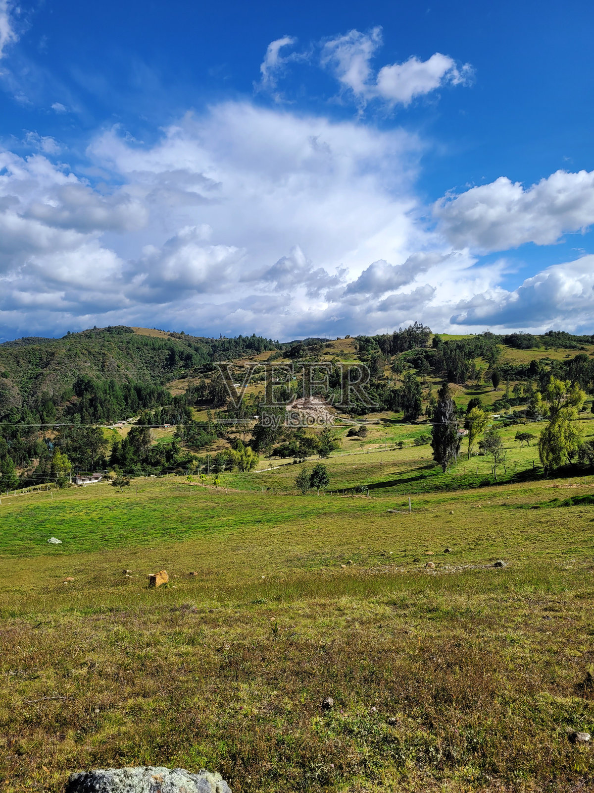 宁静的田野在如画的天空下照片摄影图片