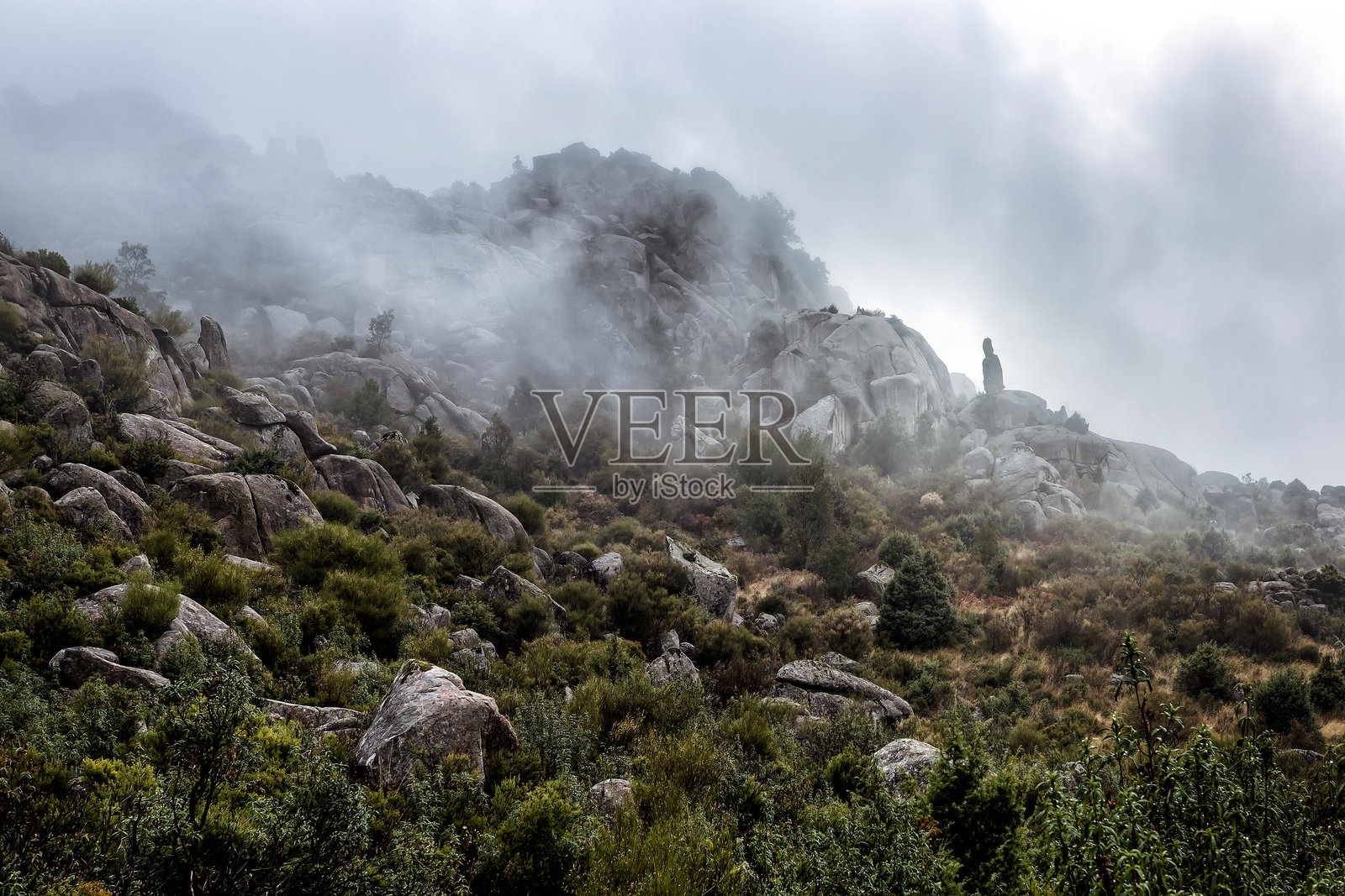 拉卡布雷拉山脉的雾气照片摄影图片