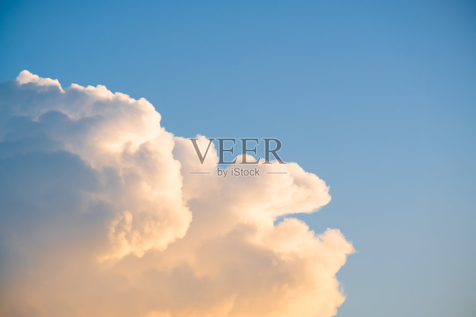 云,阴云密布,背景是蓝天。照片摄影图片