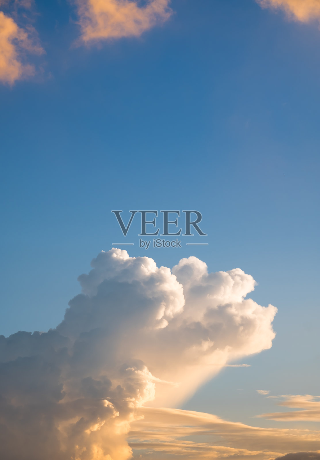 云,阴云密布,背景是蓝天。照片摄影图片