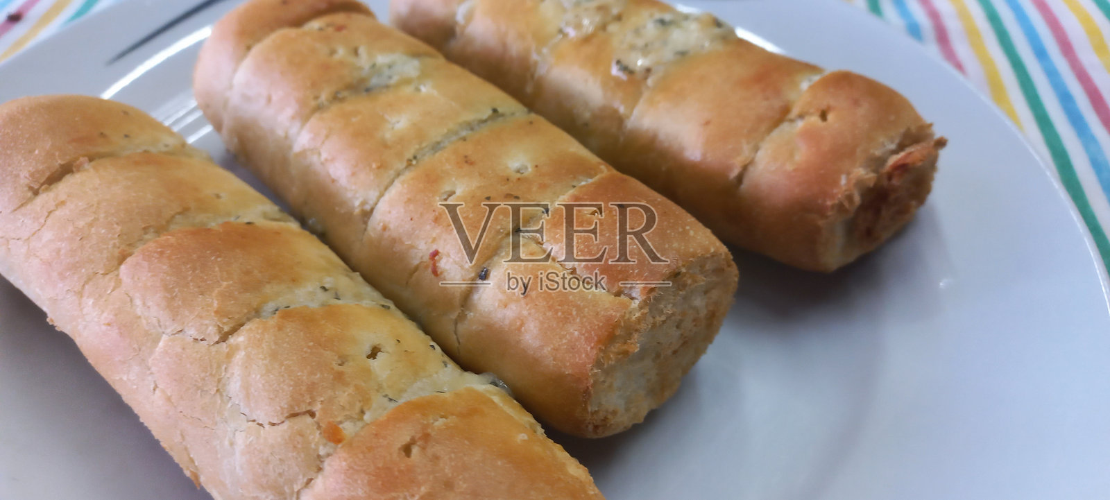 空气炸锅中的蒜蓉面包照片摄影图片