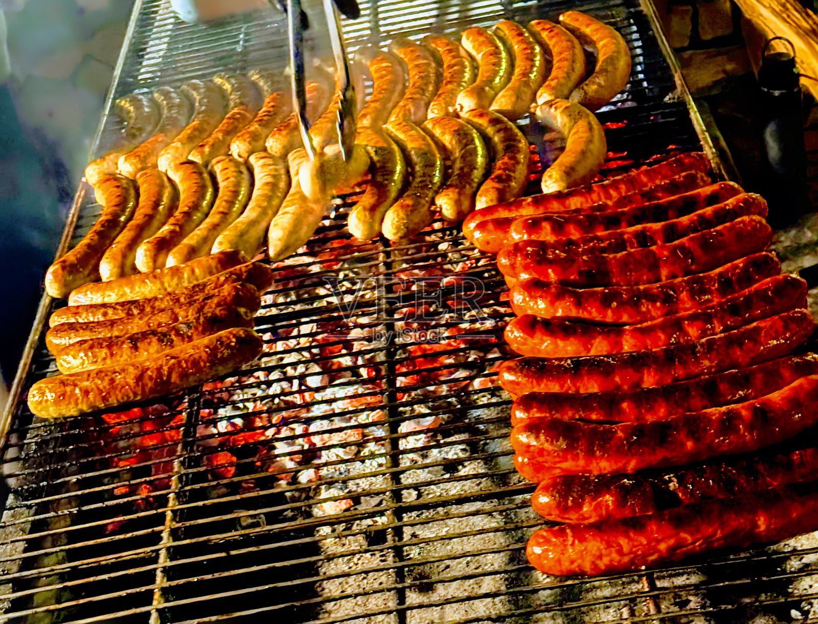 蓝色烟雾在边缘处尾随照片摄影图片