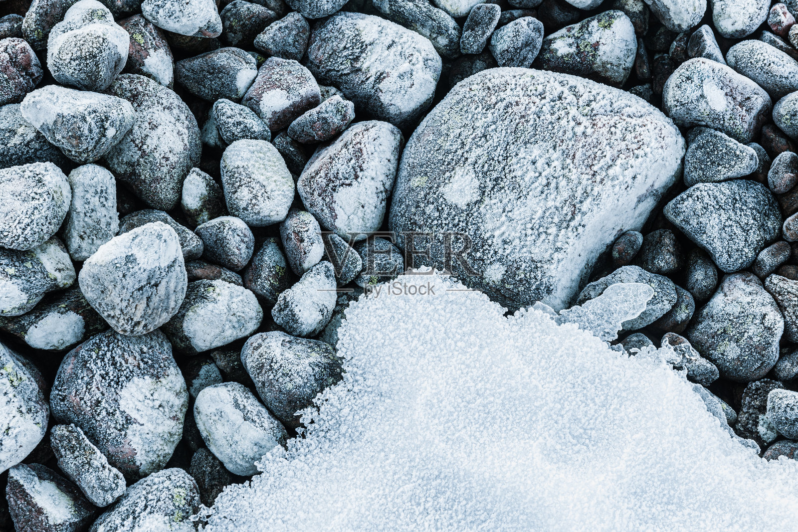 寒冷季节中,覆盖着霜雪的岩石景观的冬季纹理照片摄影图片