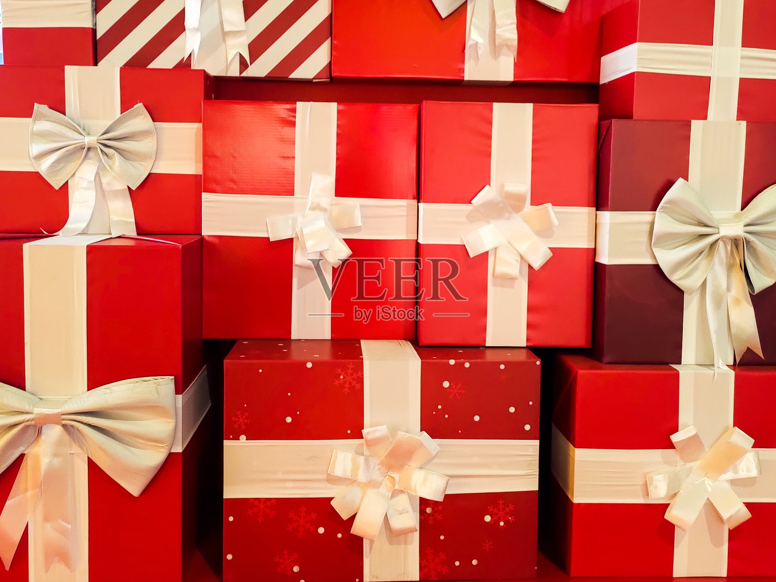 一堆节日红色礼品盒照片摄影图片