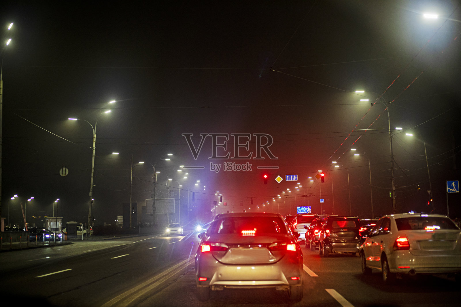 战争期间基辅的灯笼照亮的夜间高速公路,车流穿梭。照片摄影图片