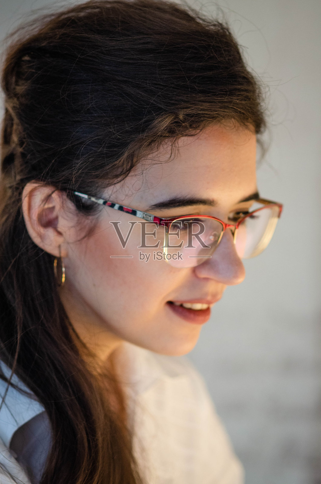 一位戴眼镜的年轻女商人在工作 - 股票照片照片摄影图片