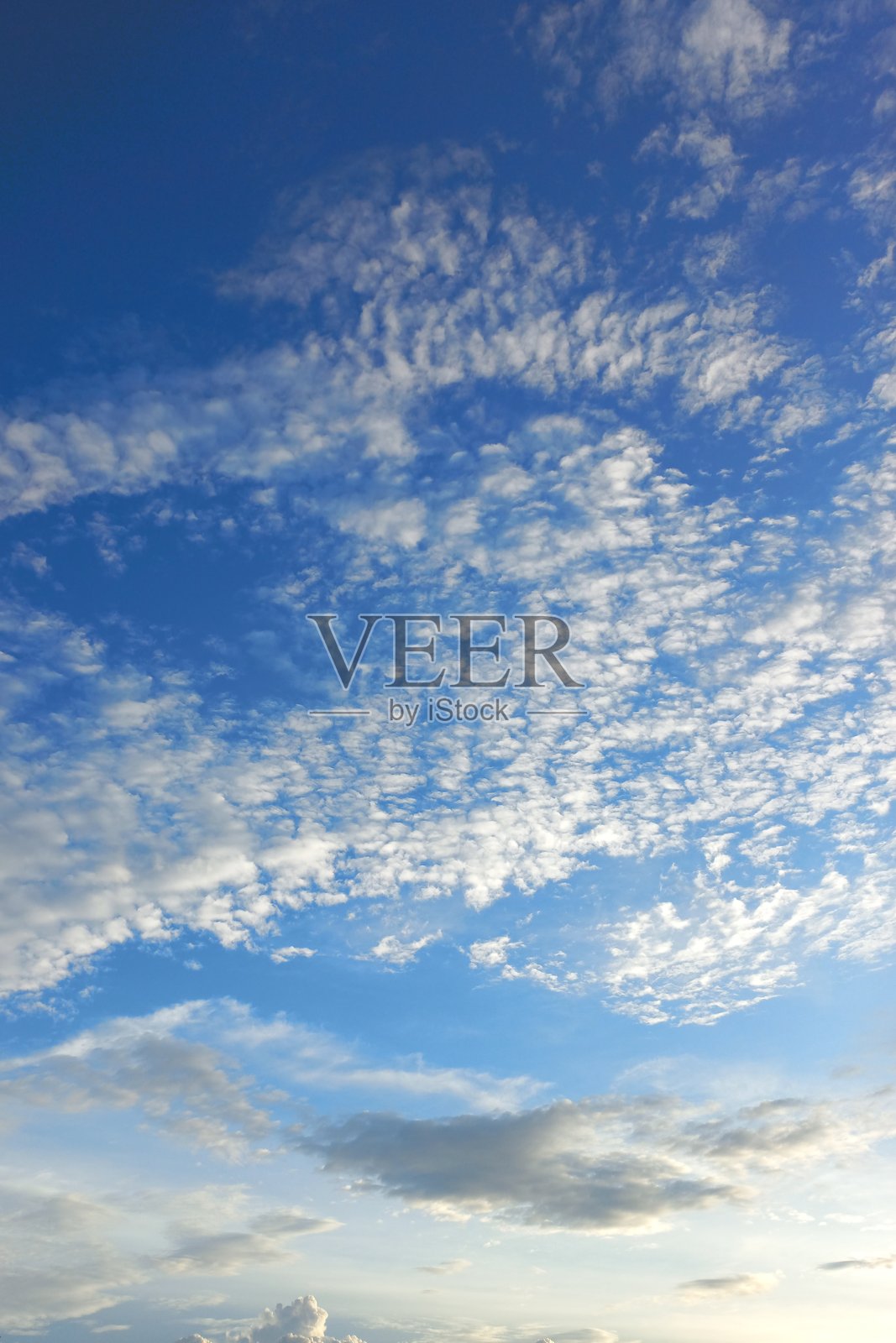 印度尼西亚美丽的晴朗蓝天和白云照片摄影图片