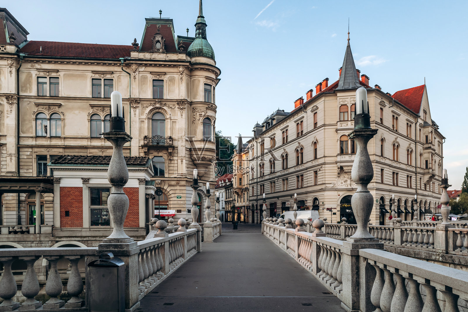 斯洛文尼亚卢布尔雅那 - 2024年8月14日:卢布尔雅那市中心的三重桥,建于1842年照片摄影图片