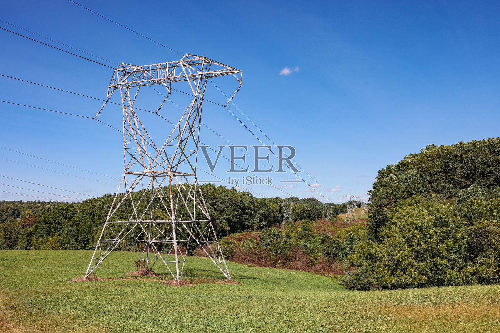 宾夕法尼亚州西切斯特附近的切斯伦保护区乡村中的高压电力传输塔(电力铁塔)照片摄影图片