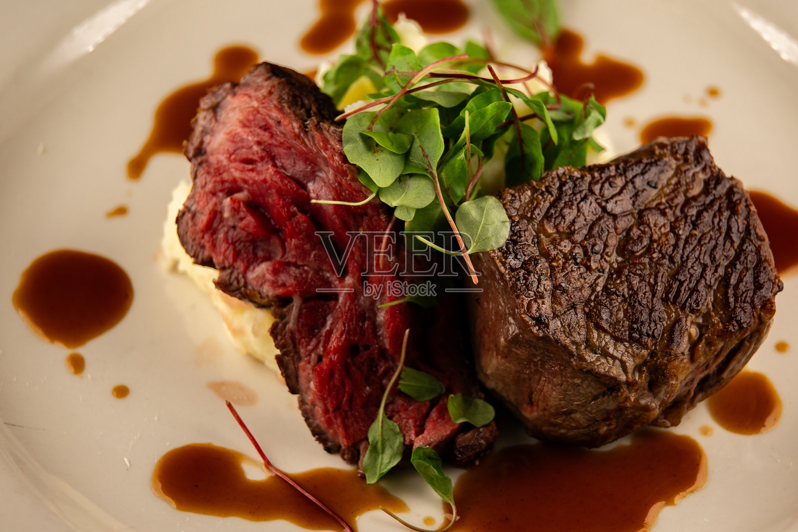 牛肉、土豆泥和香草美食晚餐照片摄影图片