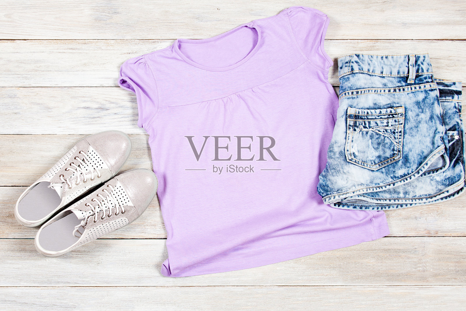 木质背景上的T恤样板。非常适合展示T恤设计。照片摄影图片