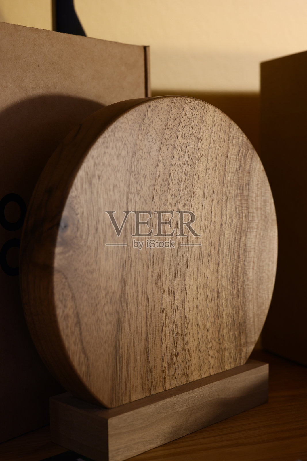 这个时尚的木质元素以其优雅的设计和魅力提升了现代室内环境。照片摄影图片