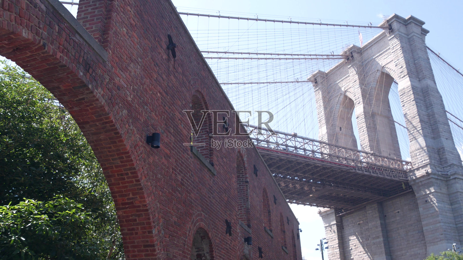 纽约市布鲁克林大桥。红砖墙,古老的历史烟草仓库。邓布市场,剧院照片摄影图片