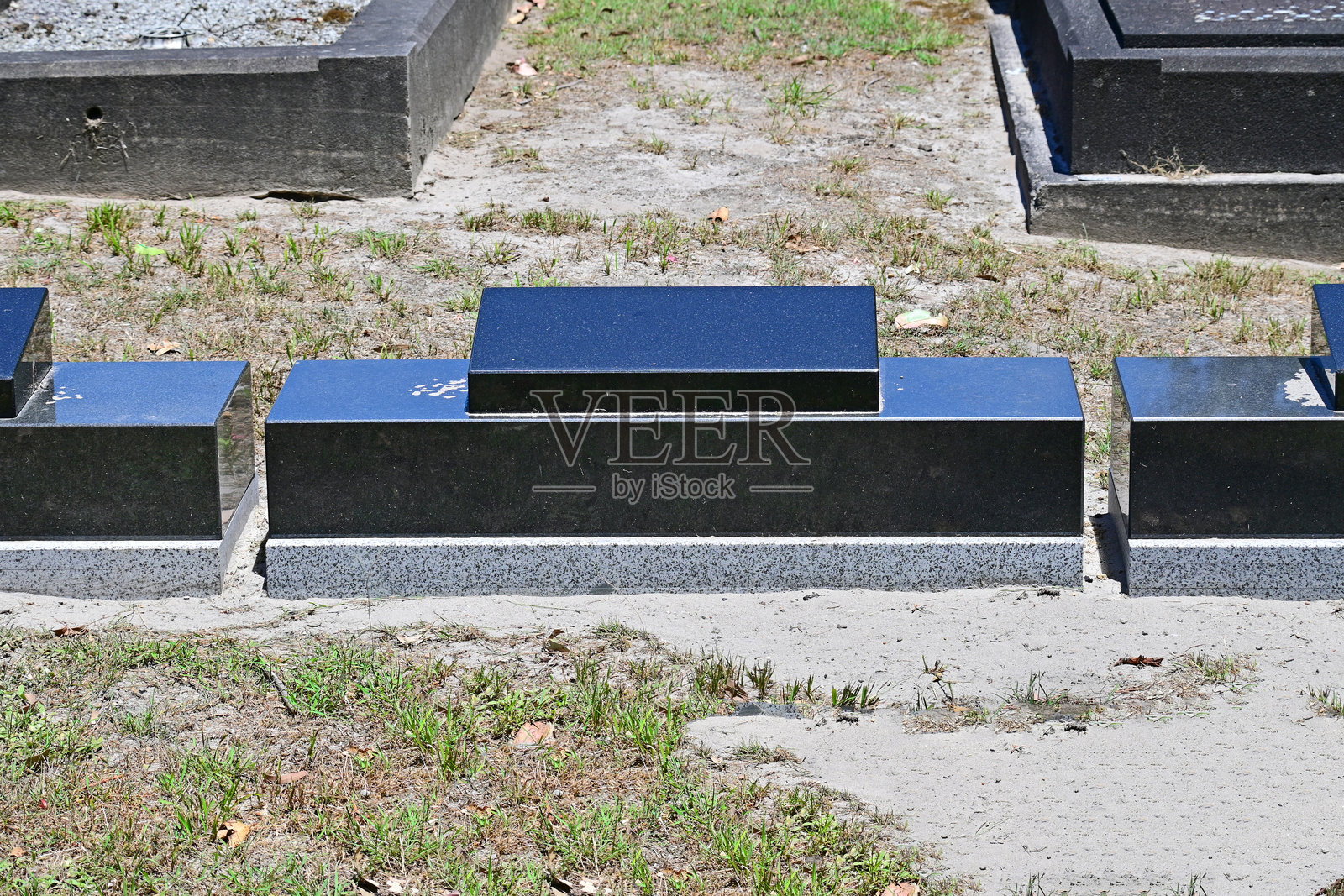 墓地中的墓碑照片摄影图片